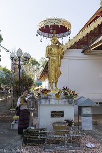 Statue im Wat Phra Kaew in Chiang Khong
