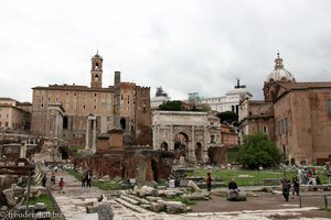 Blick über das Forum Romanum mit der Via Sacra und dem Septimius-Bogen
