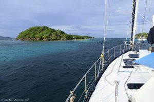 Blick übers Backbord der Blue Wave zu den Tobago Cays