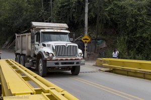 LKW auf der Strecke nach La Pintada in Kolumbien.
