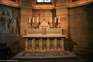 einer der kleineren Altare in der Kirche