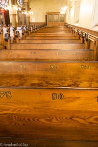 durchnummerierte Kirchenbänke in der Eldridge Street Synagogue von New York