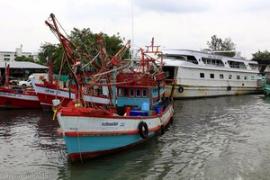Fischerboot im Hafen von Phuket Town