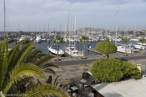 Blick hinab zum Yachthafen der Marina Rubicón