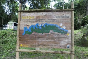 Hinweisschild zum Tayrona Nationalpark in Kolumbien