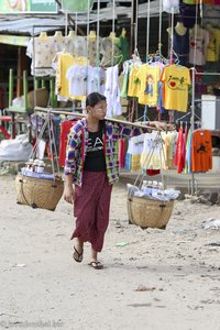 Verkäuferin beim Popa Taung Kalat