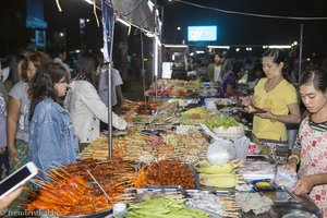 großes Angebot auf dem Nachtmarkt von Mawlamyaing