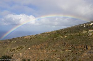 Ein Regenbogen über Tijarafe