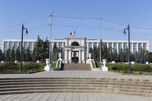 die Bundesbehörde gegenüber dem Kathedralenplatz von Chisinau