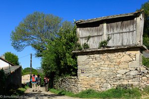 Kornspeicher auf einer Mauer in Galicien