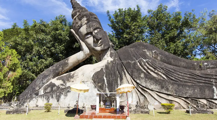liegende Buddha-Statue Wat Xiengkuane im Buddhapark bei Vientiane
