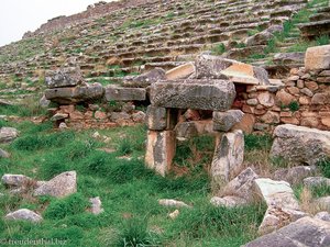 alte Steine im Stadion von Aphrodisias in der Türkei