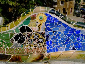 Mosaik aus Kachelstücken und Scherben im Park Güell