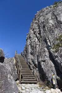 Treppen durch die Felsen des Gayasan