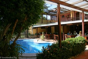 der vordere Pool und Frühstücksbereich im Hotel Giada 