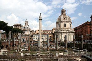 Blick über das Trajansforum mit Resten der Basilica Ulpia und der Trajanssäule