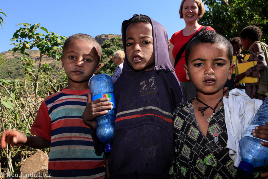 Kinder beim Brunnen von Addis Zemen