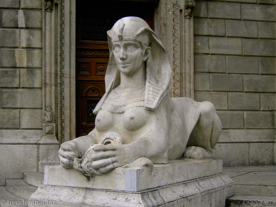 Sphinx mit Silikon in Budapest