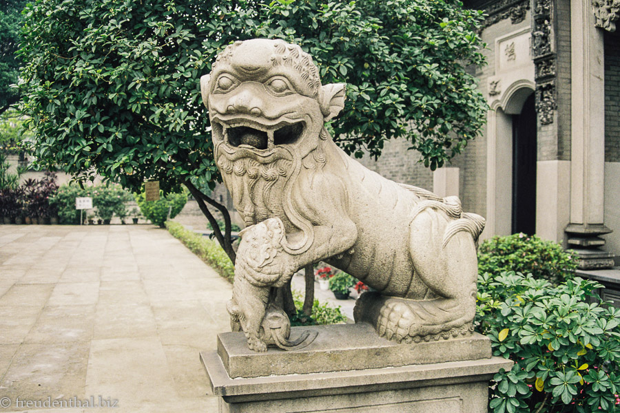 Wächterlöwe vor einem Tempel in Kanton