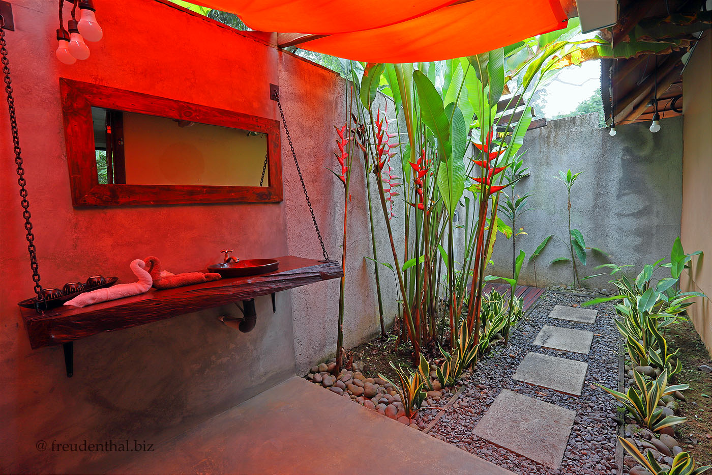 Ein schönes Dschungel-Bad mit offener Dusche