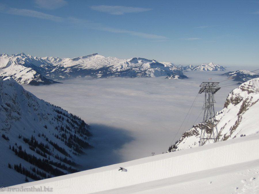 im Tal hängt der Nebel