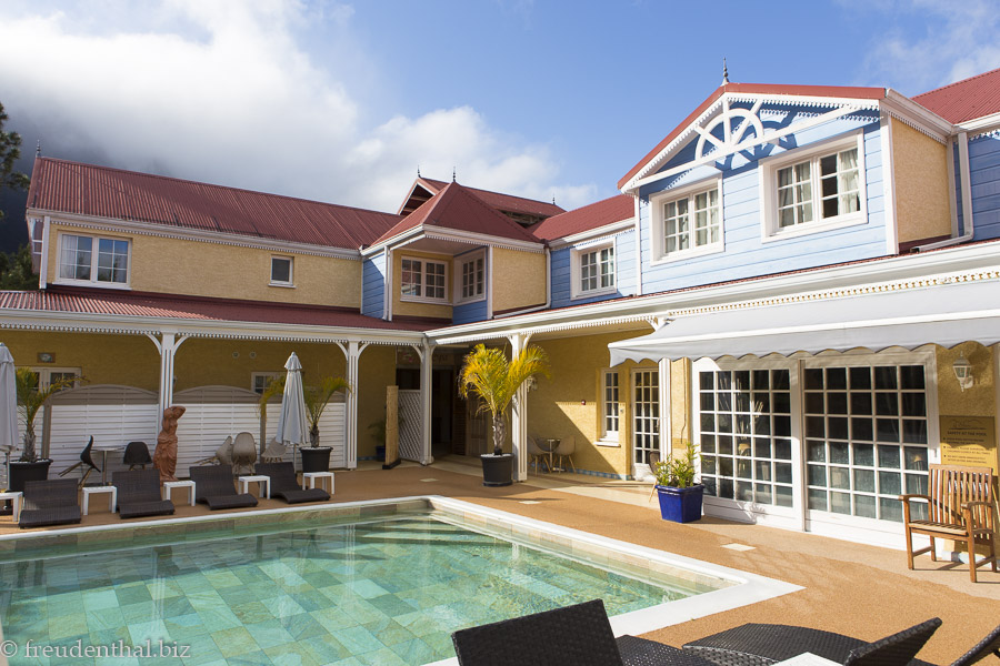 Gebäude rund um den Pool im Hotel Le Cilaos - La Réunion