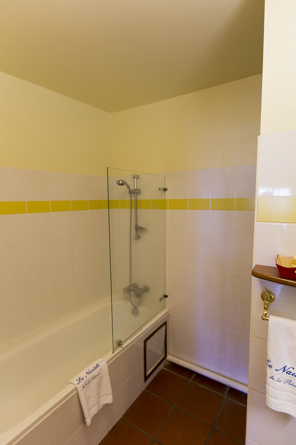 Bad mit Wanne im Hotel Le Nautile