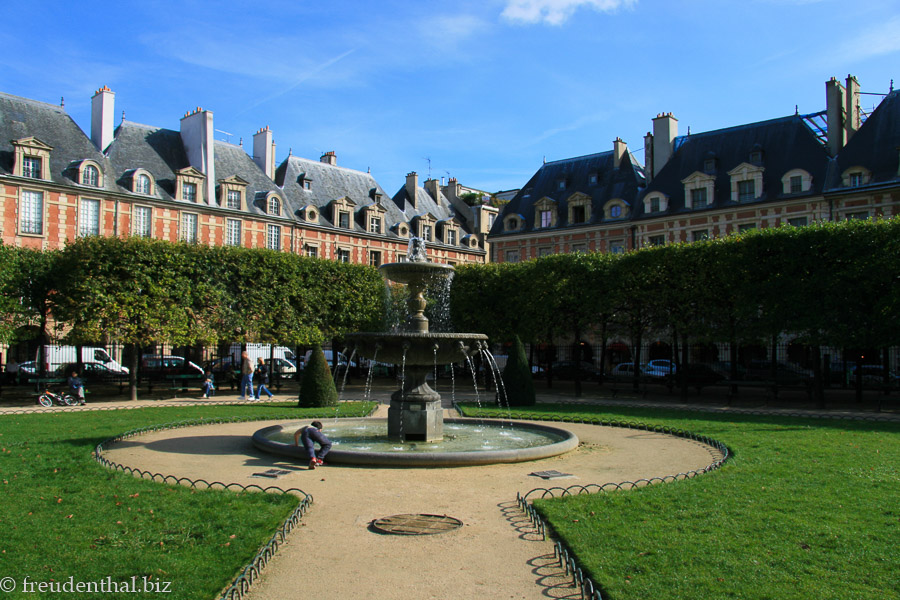 Blick über den Park auf dem Place de Vosges