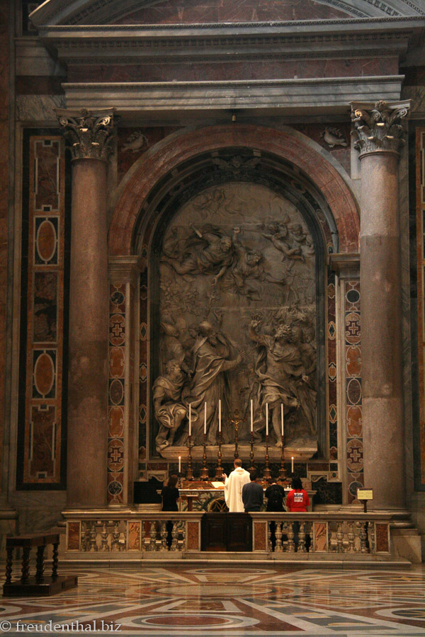 Gottesdienst in einem Seitenschiff der Peterskirche