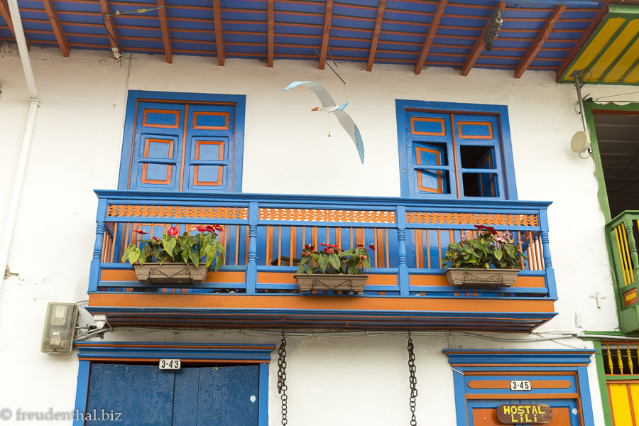 Bunte Fenster und Balkone sind in Salento.