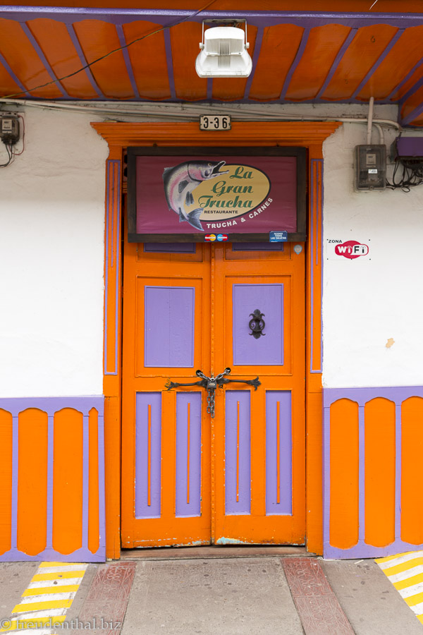 Die bunte Türe des Gran Trucha in Salento.