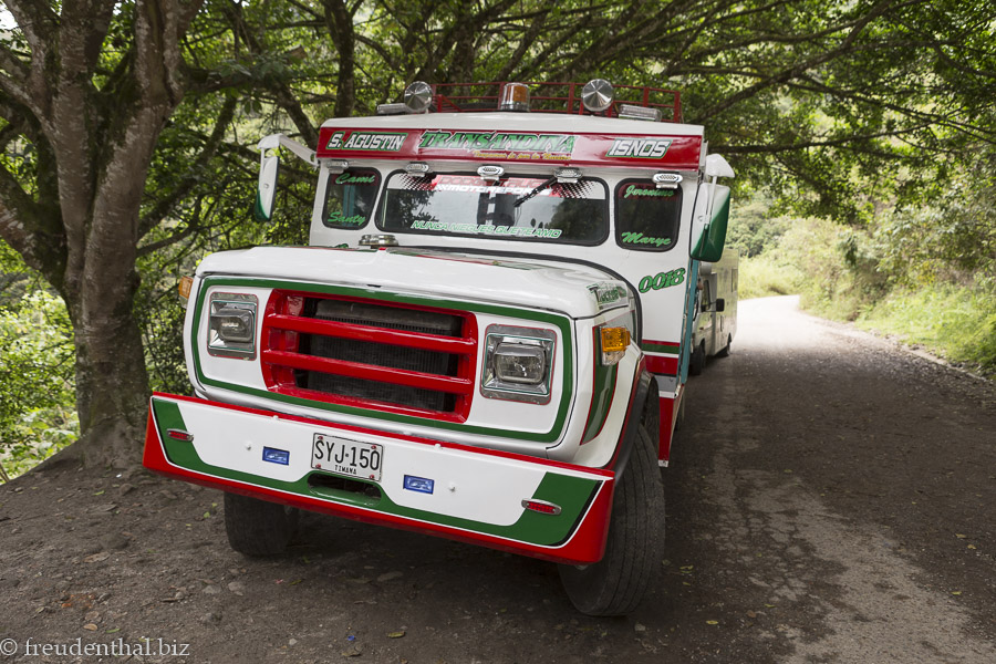 Mit dem Chiva geht es in Kolumbien zu den Zuckerrohrplantagen.