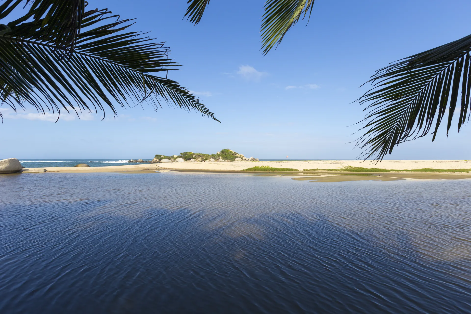 Aussicht vom Tayrona-Nationalpark über das Meer zu einer Sandbank, Kolumbien