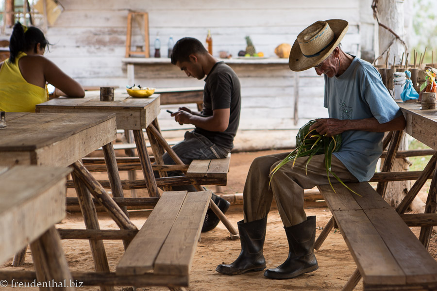 Kubaner beim Hutflechten