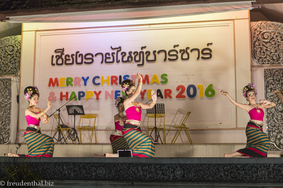traditioneller Tanz auf dem Night Bazaar von Chiang Rai