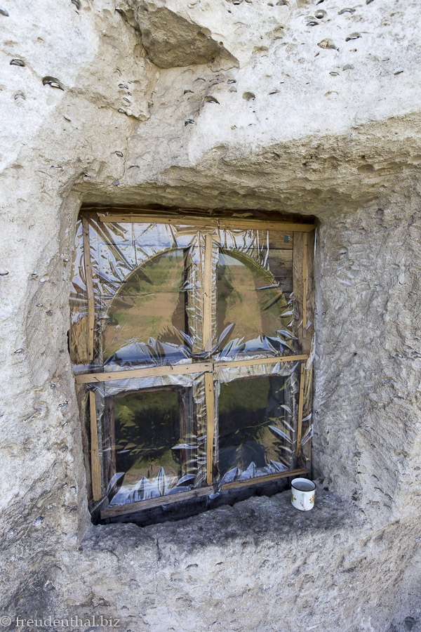 kleines Fenster des Höhlenklosters von Butuceni bei Orheiul Vechi in Moldawien