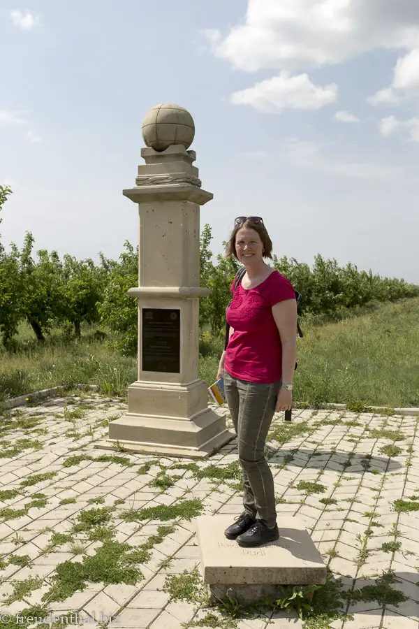 Anne beim Messpunkt des Struve-Bogen nahe Rudi in Moldawien