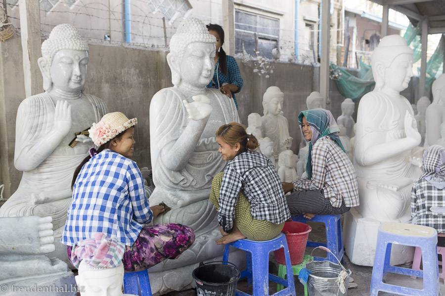 Frauen beim Polieren der Buddhafigur