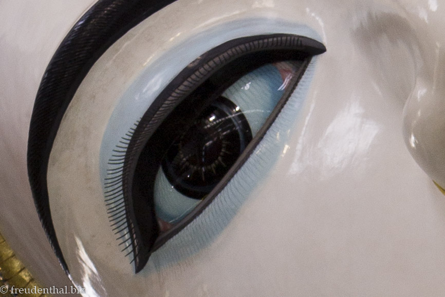 brillantes Glasauge des Liegenden Buddha im Chaukhtatgyi Tempel