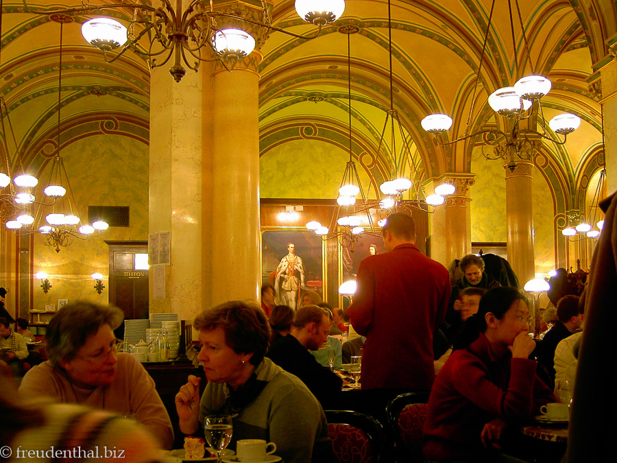 Es braucht Geduld im Café Central von Wien Es braucht Geduld im Café Central von Wien