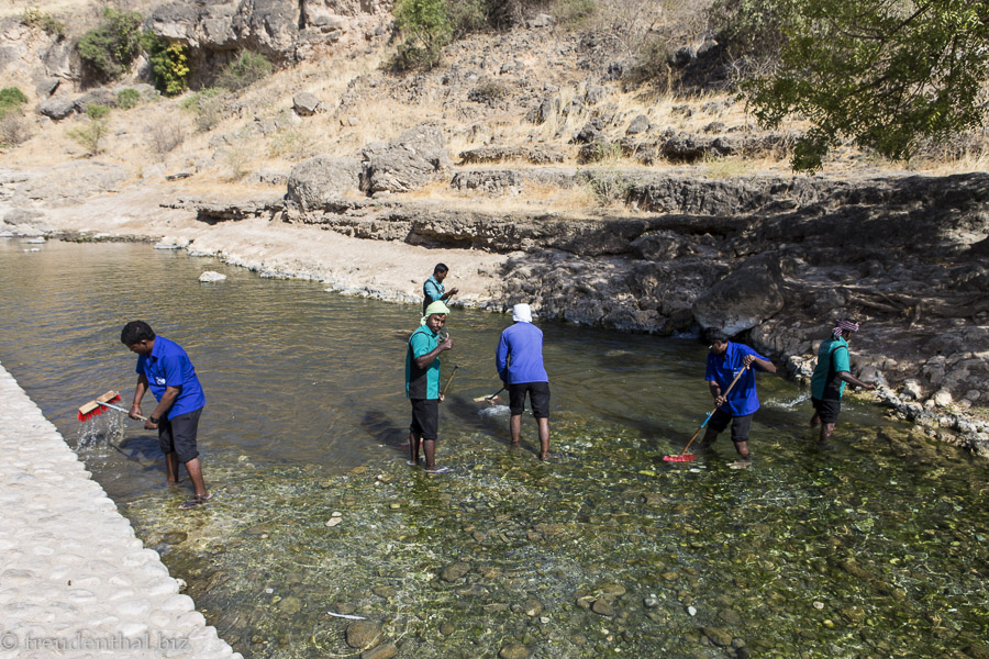 Während der Trockenzeit wird das Becken von Ayn Razat gereinigt.