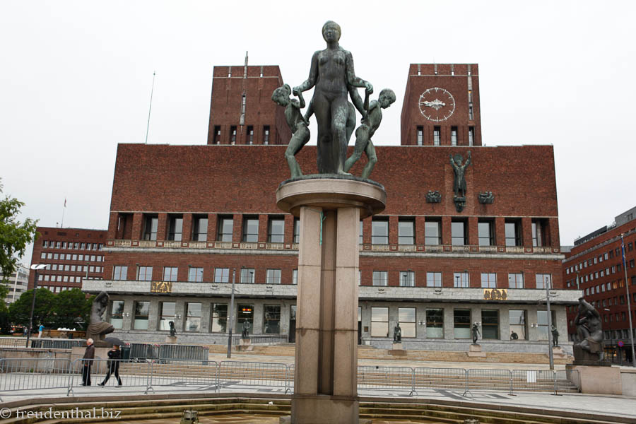 Brunnen vorm Rathaus von Oslo