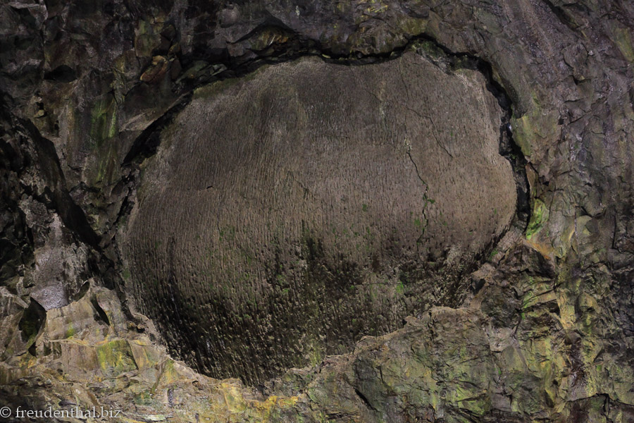 Eine der Stellen in der Lavahöhle, wo ein Felsen von der Decke fiel.