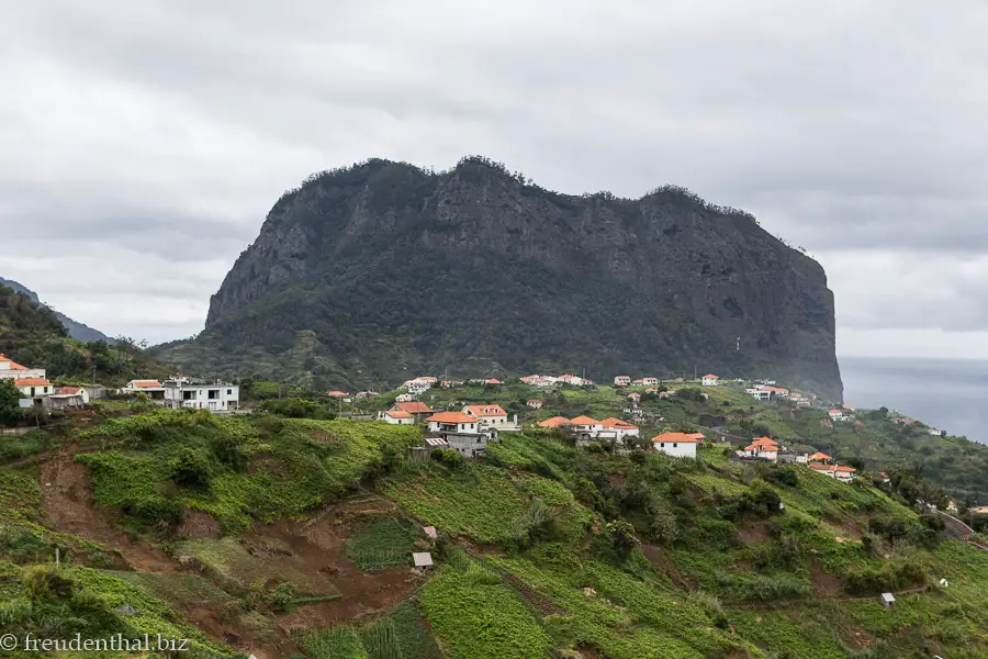 Blick auf den Adlerfelsen (Penha de Águia)