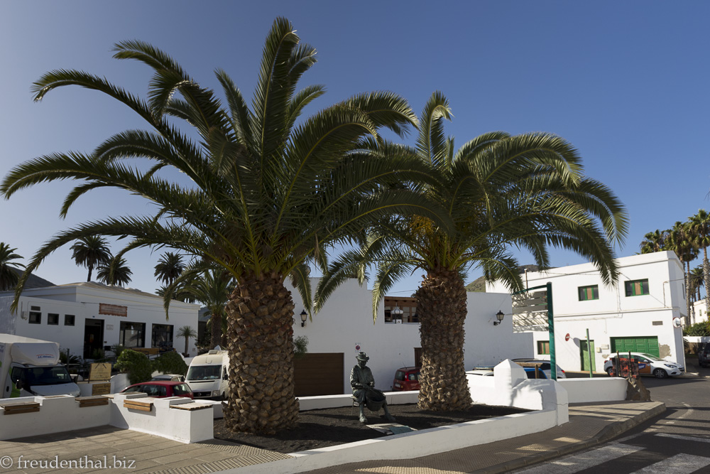 Kleiner Platz mit einem Korbflechter in Haría