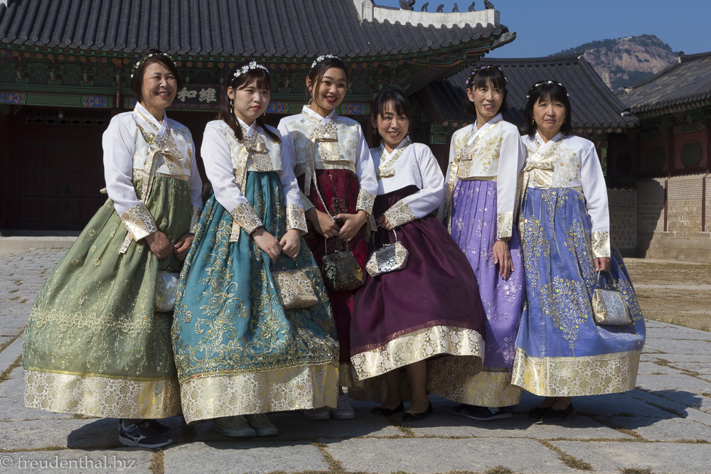 Für Fotos tragen Frauen in Südkorea gerne eine Tracht.
