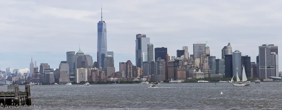 Blick über die Bucht nach Lower Manhattan