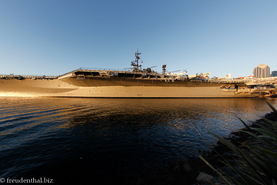 ausgedienter Flugzeugträger im Hafen von San Diego