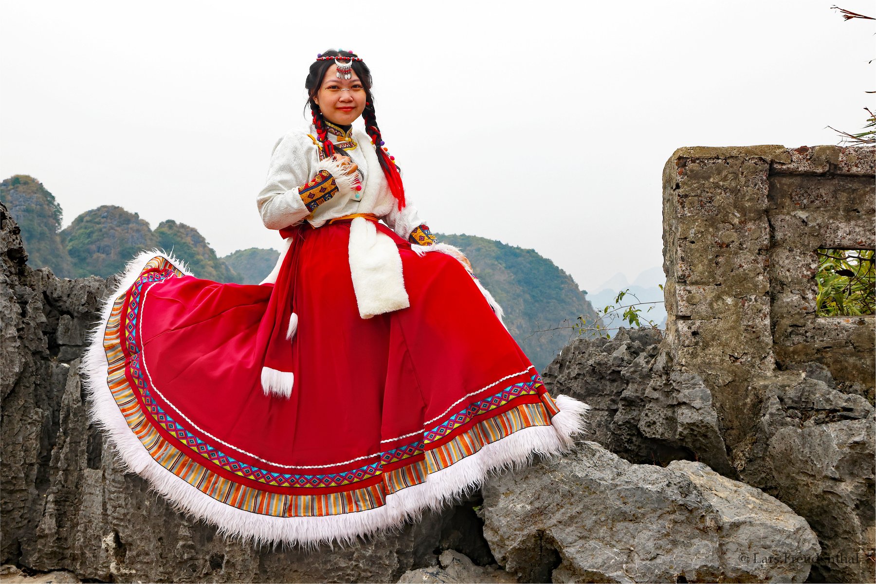 Vietnamesin im traditionellen Kleid bei Hang Múa, Ninh Binh