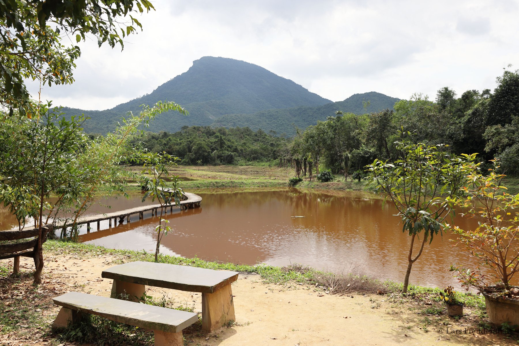 Aussicht über den See beim Heiligtum von Mỹ Sơn zum Katzenzahn-Berg